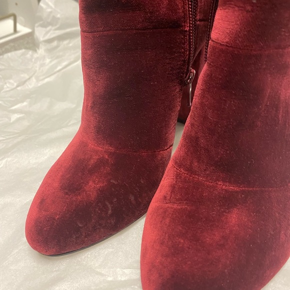 BCBG Generation Women's Velvet Burgundy Ankle Heeled Boots 7 Round Toe Booties. - Picture 5 of 7